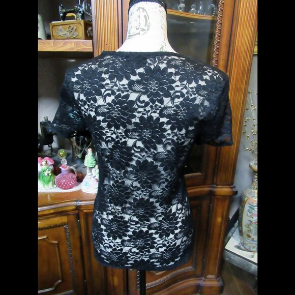 Forever 21 Black Floral Lace Top Size M - Picture 2 of 13